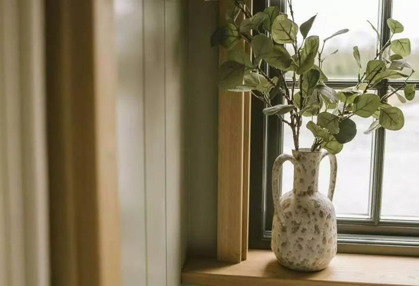 Island Hut   Outdoor Bath Tub, Firepit And Water Equipment