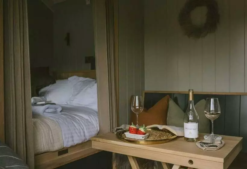 Island Hut   Outdoor Bath Tub, Firepit And Water Equipment