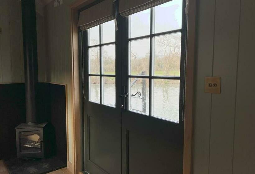 Island Hut Outdoor Bath Tub, Firepit And Water Equipment