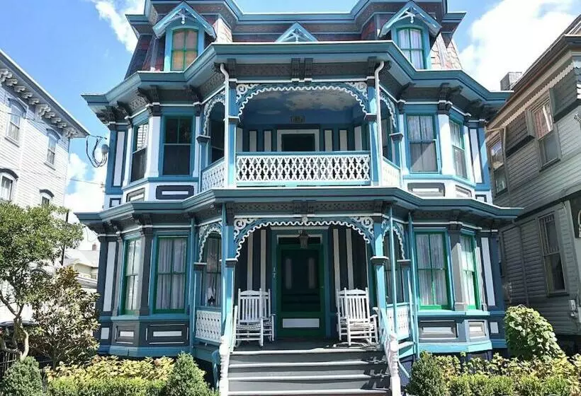 Victorian Manor With Heated Saltwater Pool On Jackson Street 300ft To Beach Sleeps 18
