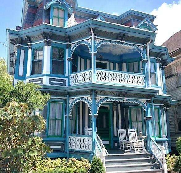 Victorian Manor With Heated Saltwater Pool On Jackson Street 300ft To Beach Sleeps 18