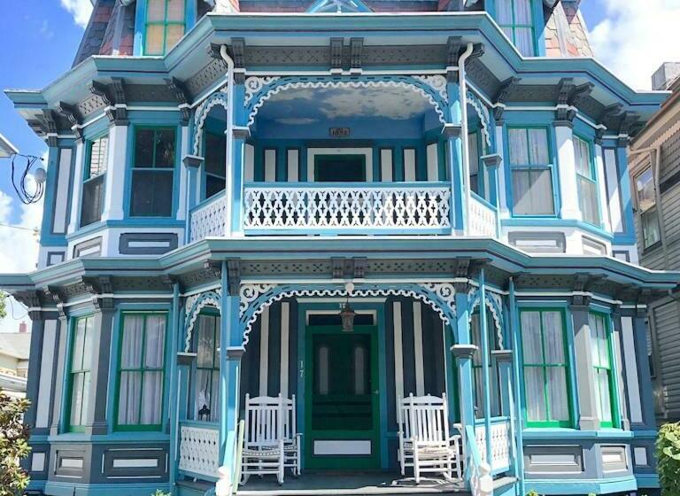 Victorian Manor With Heated Saltwater Pool On Jackson Street 300ft To Beach Sleeps 18