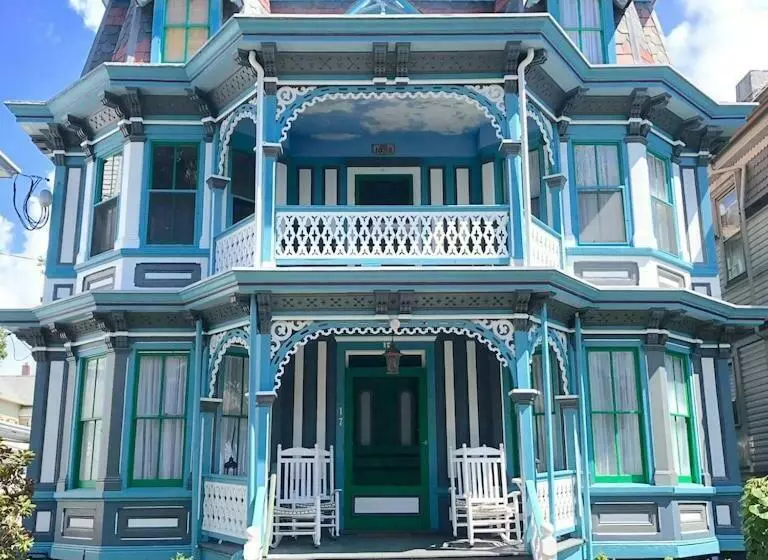 Victorian Manor With Heated Saltwater Pool On Jackson Street 300ft To Beach Sleeps 18