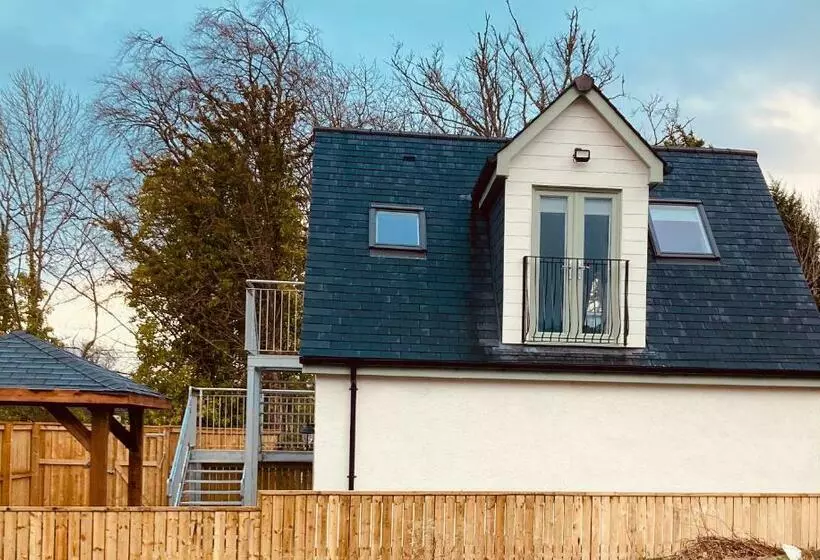 Wardlaw View  Luxury Studio Apartment With Stunning View