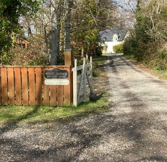 Wardlaw View  Luxury Studio Apartment With Stunning View