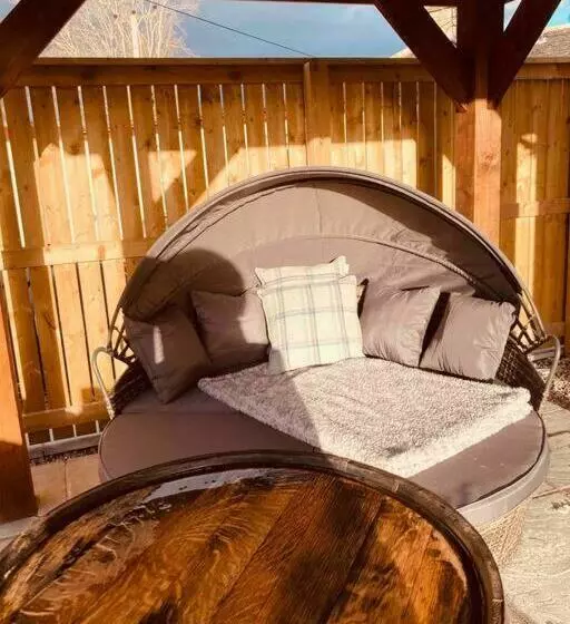 Wardlaw View  Luxury Studio Apartment With Stunning View