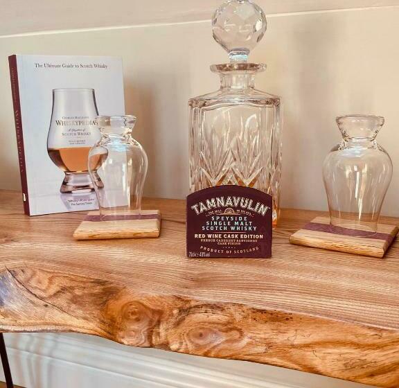 Wardlaw View  Luxury Studio Apartment With Stunning View