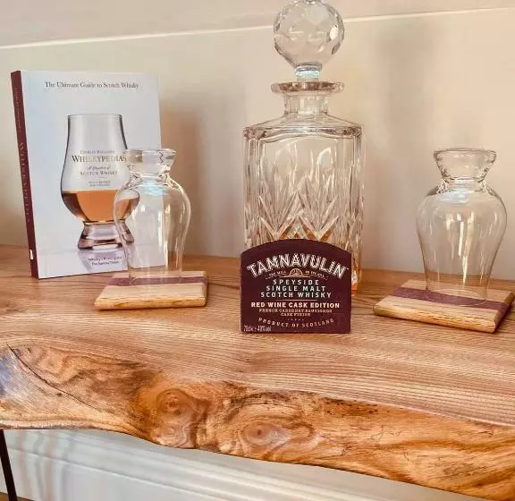 Wardlaw View  Luxury Studio Apartment With Stunning View