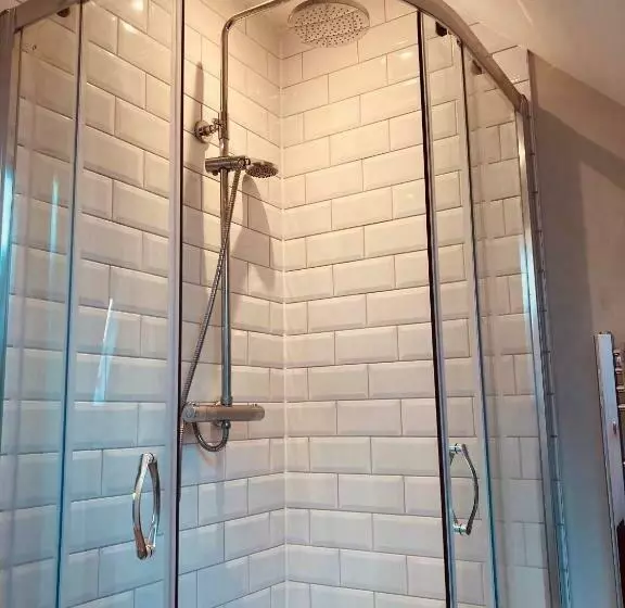 Wardlaw View  Luxury Studio Apartment With Stunning View