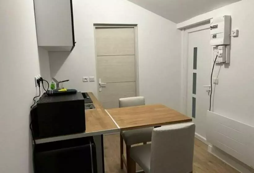 Lumineux Studio Neuf Au Calme