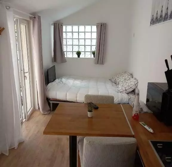 Lumineux Studio Neuf Au Calme