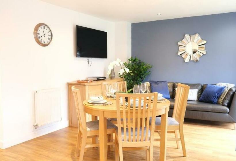 Spacious & Contractor & Family & Private Parking & Garden