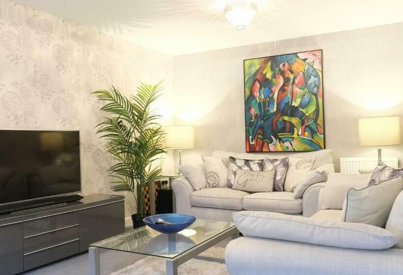 Spacious & Contractor & Family & Private Parking & Garden