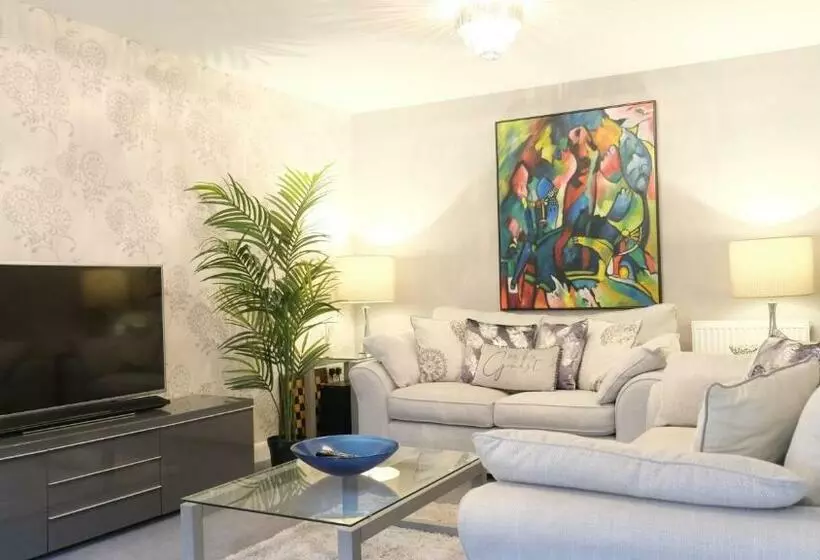 Spacious & Contractor & Family & Private Parking & Garden