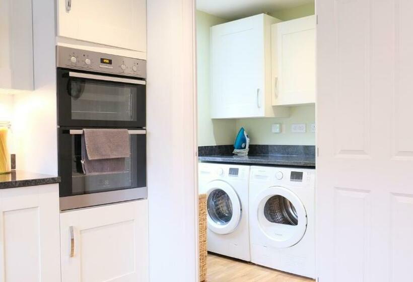 Spacious & Contractor & Family & Private Parking & Garden