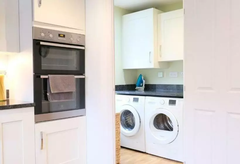 Spacious & Contractor & Family & Private Parking & Garden