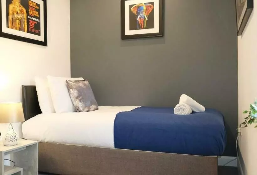 Spacious & Contractor & Family & Private Parking & Garden