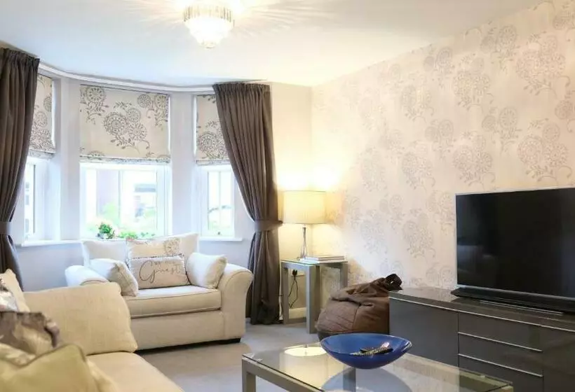 Spacious & Contractor & Family & Private Parking & Garden