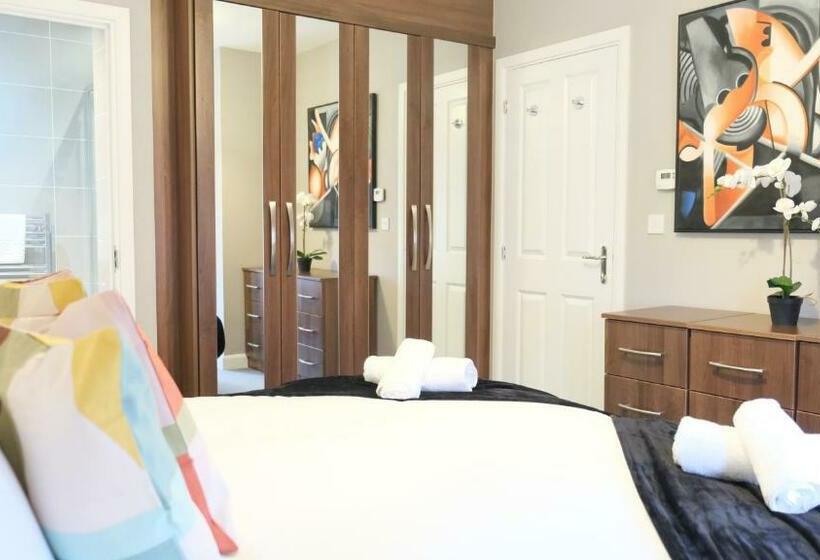 Spacious & Contractor & Family & Private Parking & Garden