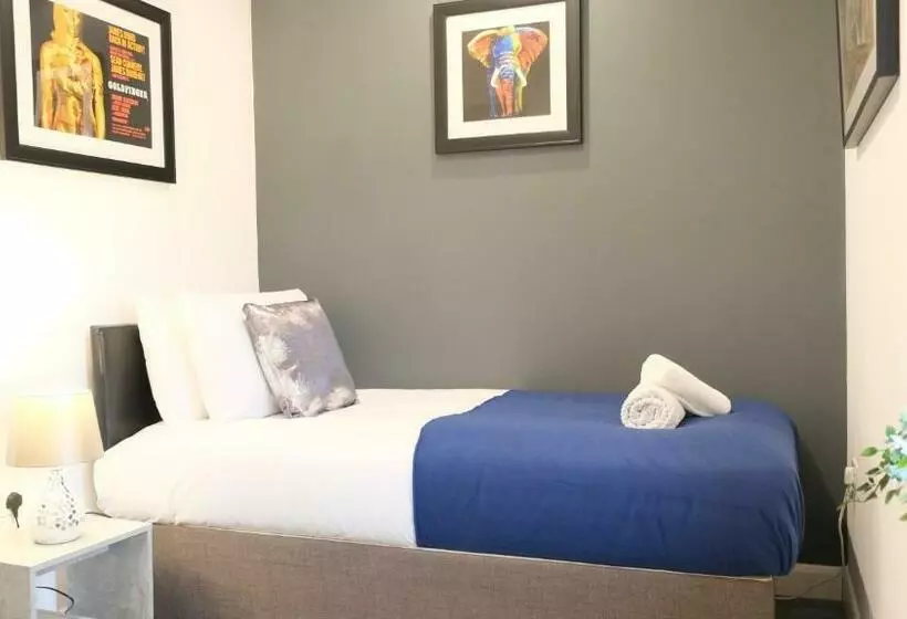 Spacious & Contractor & Family & Private Parking & Garden