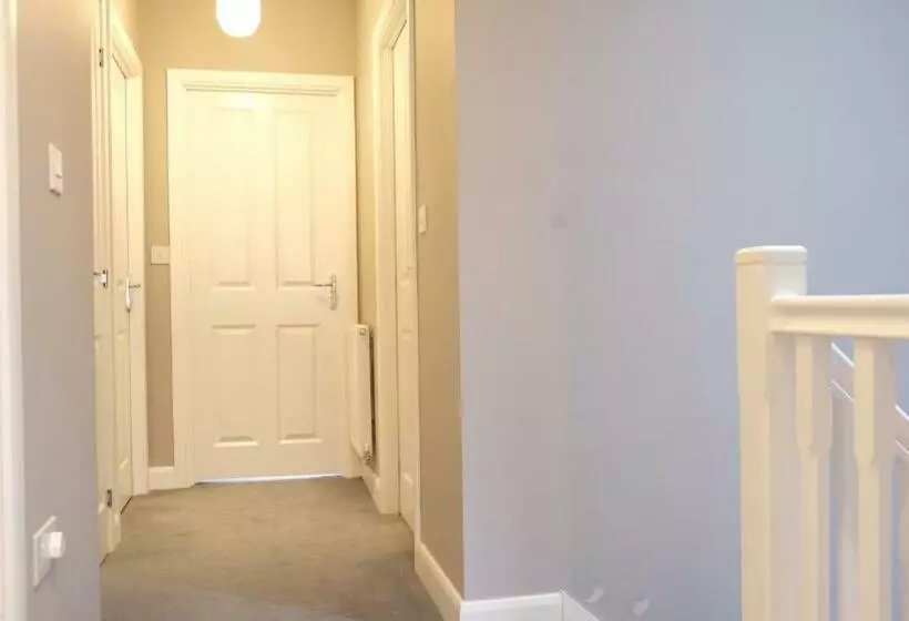 Spacious & Contractor & Family & Private Parking & Garden