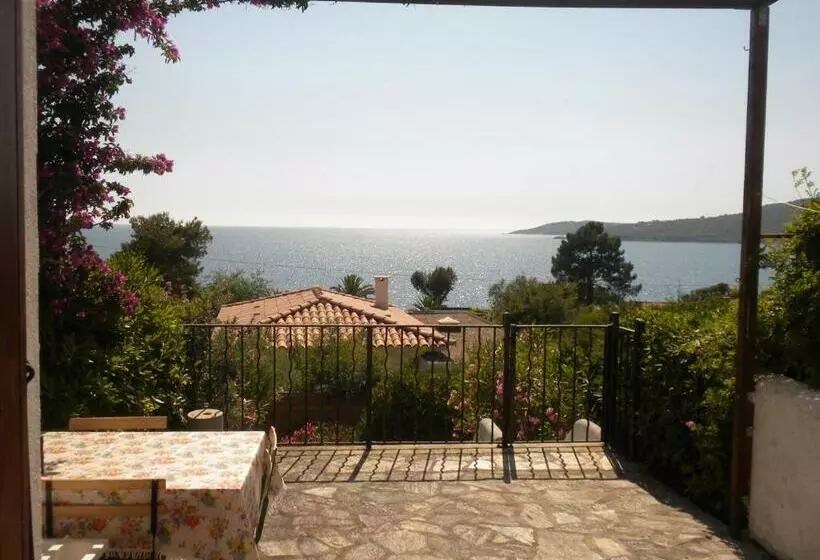 Villa Mitoyenne, 100m Des Plages   3 Chambres