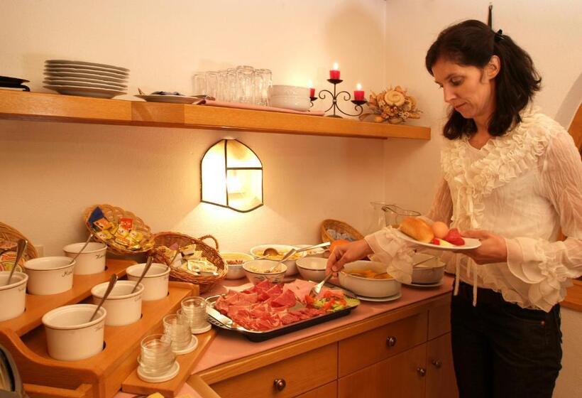 住宿加早餐 Landhaus Engadin