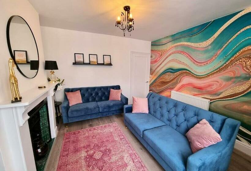 Beautiful & Vibrant City Centre House