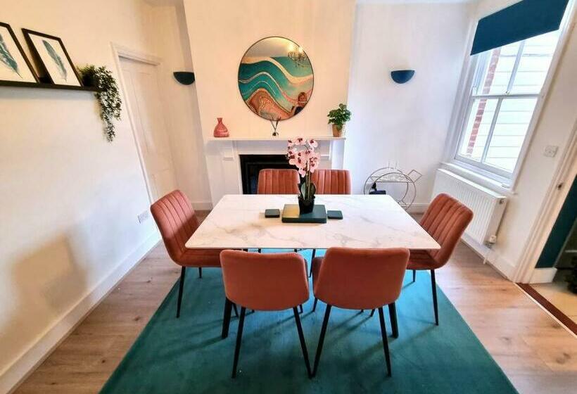 Beautiful & Vibrant City Centre House