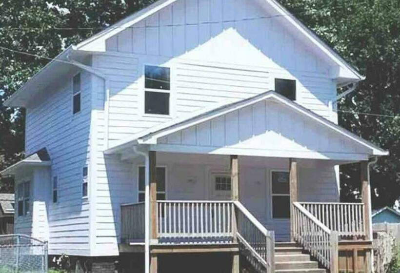 Bright & Modern 3 Br Home Downtown Indy East!