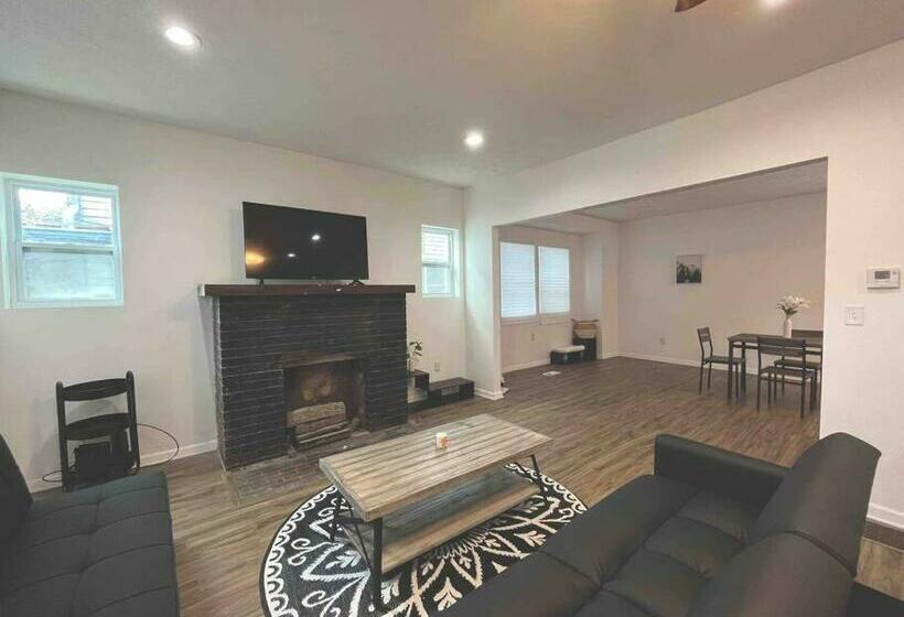 Bright & Modern 3 Br Home Downtown Indy East!