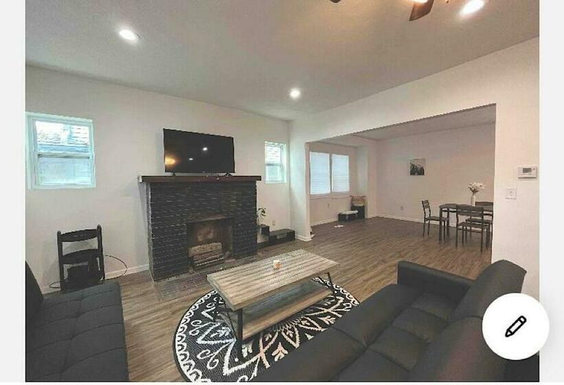 Bright & Modern 3 Br Home Downtown Indy East!