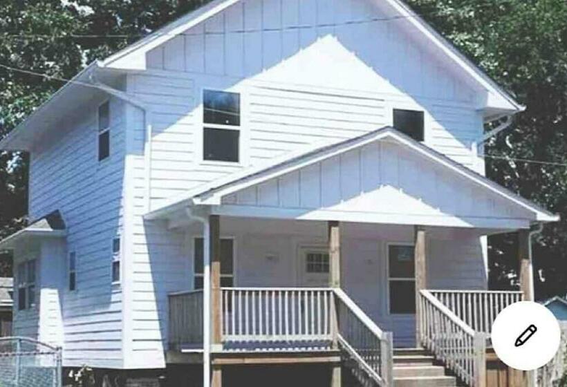 Bright & Modern 3 Br Home Downtown Indy East!