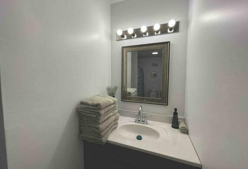 Bright & Modern 3 Br Home Downtown Indy East!