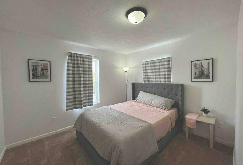 Bright & Modern 3 Br Home Downtown Indy East!