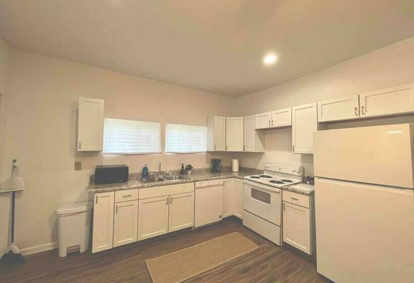 Bright & Modern 3 Br Home Downtown Indy East!