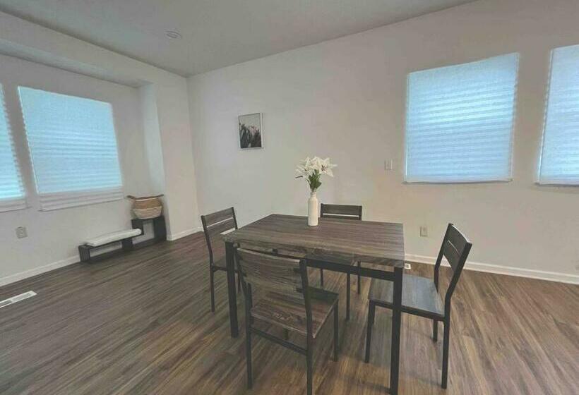 Bright & Modern 3 Br Home Downtown Indy East!