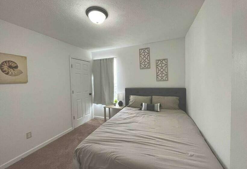 Bright & Modern 3 Br Home Downtown Indy East!