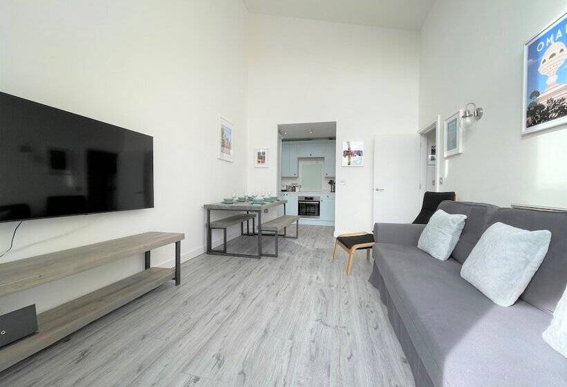 Penthouse Apartment W/ Parking