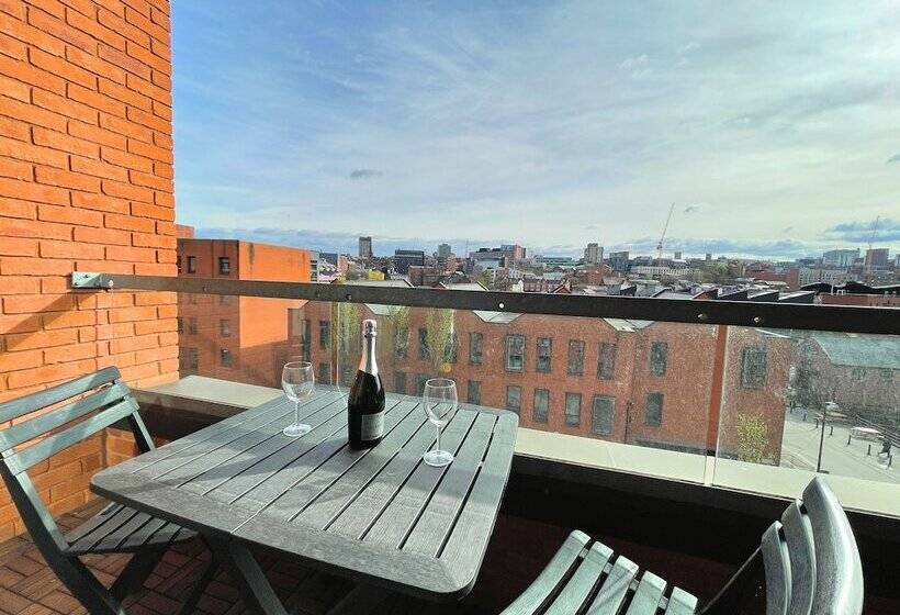 Penthouse Apartment W/ Parking