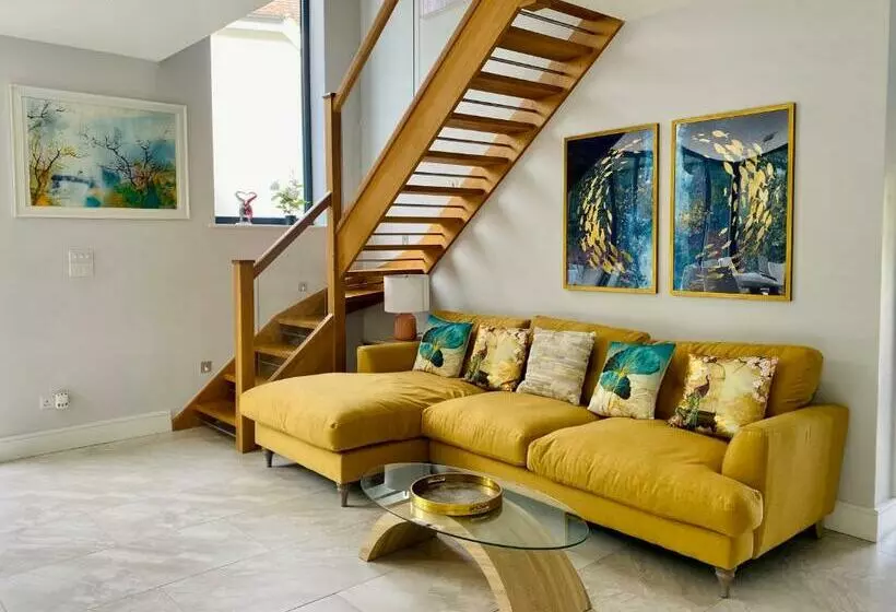 Stunning 5 Bed House In Surrey Minimum Stay 5 Nights