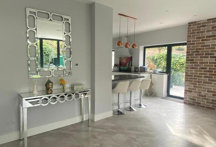 Stunning 5 Bed House In Surrey Minimum Stay 5 Nights