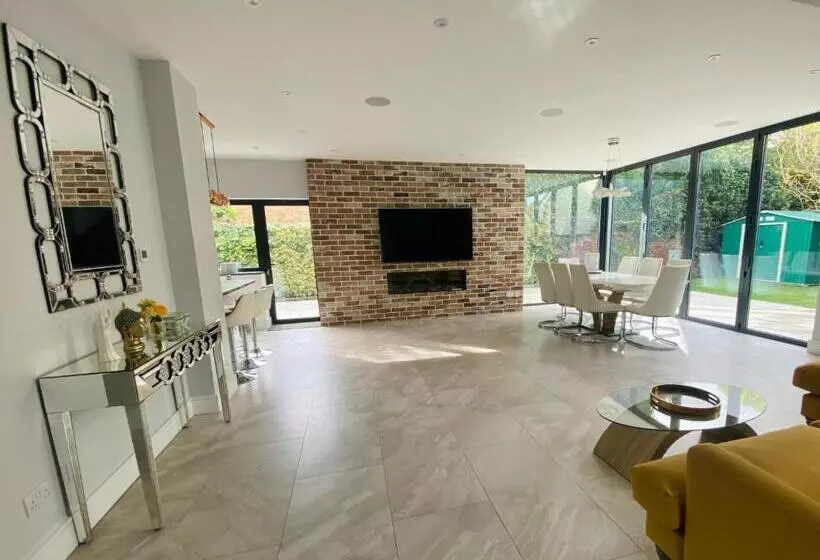 Stunning 5 Bed House In Surrey Minimum Stay 5 Nights