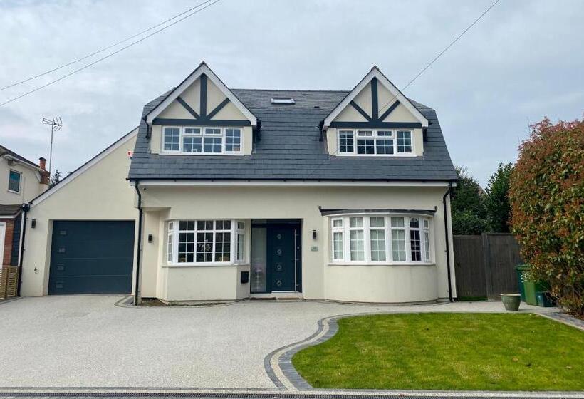 Stunning 5 Bed House In Surrey Minimum Stay 5 Nights