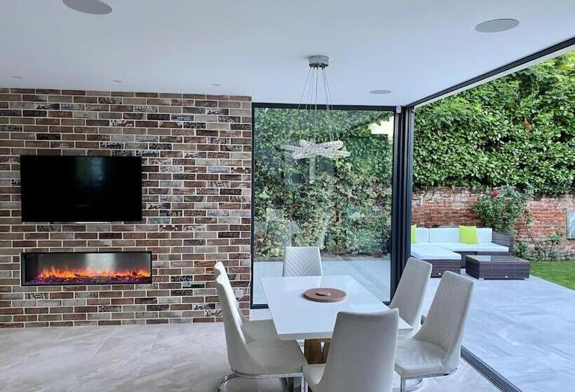 Stunning 5 Bed House In Surrey Minimum Stay 5 Nights