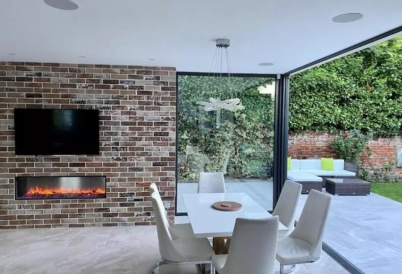 Stunning 5 Bed House In Surrey Minimum Stay 5 Nights