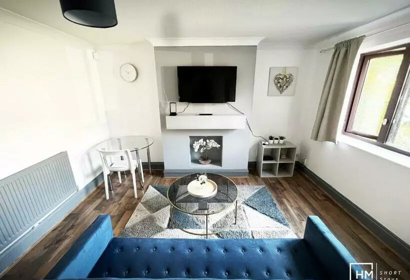 Enfield House   Beautiful 2 Bed   Good Transport Free Parking