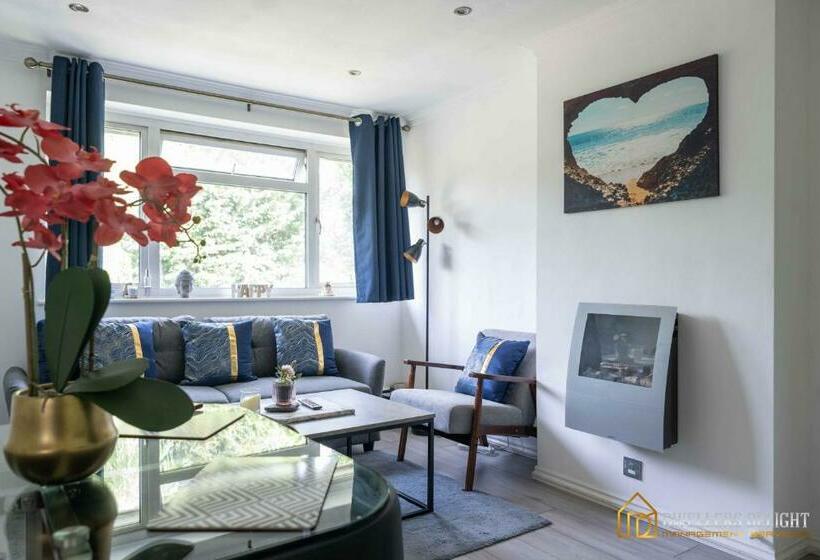 Stylish Flat 2 Bedroom With Free Wifi & Parking Chigwell Epping London