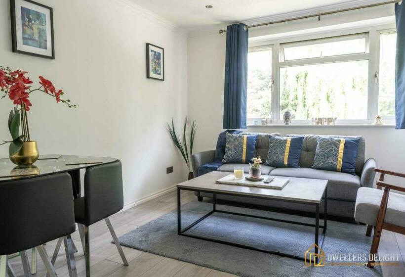 Stylish Flat 2 Bedroom With Free Wifi & Parking Chigwell Epping London