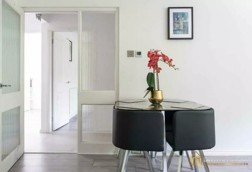 Stylish Flat 2 Bedroom With Free Wifi & Parking Chigwell Epping London